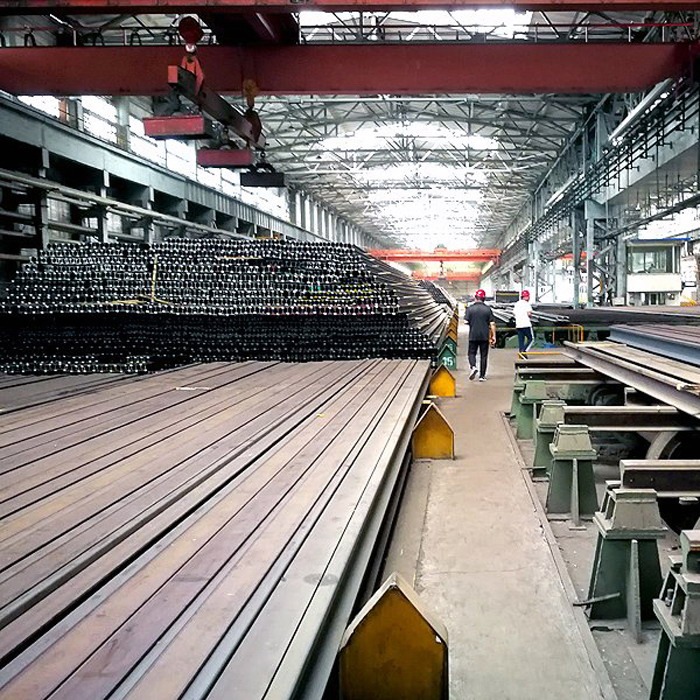 O trilho 100RE é um tipo de trilho de aço para trilhos ferroviários que adere aos padrões definidos pela American Railway Engineering and Maintenance-of-Way Association