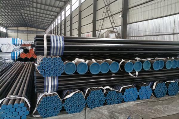 Quais são as normas e especificações mais importantes para tubos de aço carbono de alta pressão?