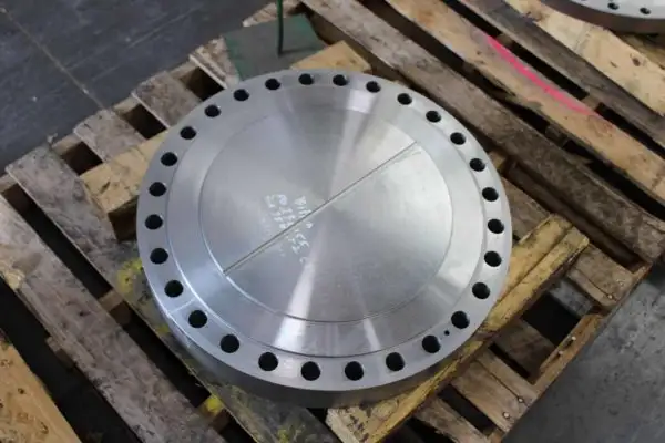 Usos e características comuns de flanges cegas para tubos.